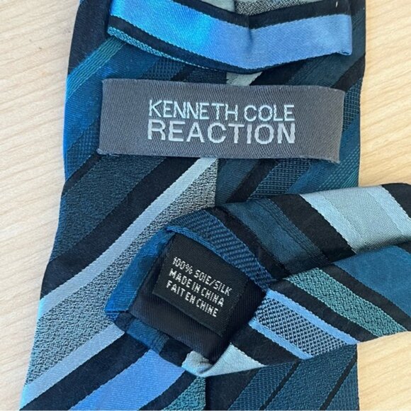 💕2/$30 💕Kenneth Cole Reaction Blue & Black Striped 100% Silk Tie - Picture 3 of 5